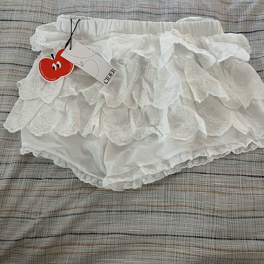 Women’s white skort. Skirt with shirts under.